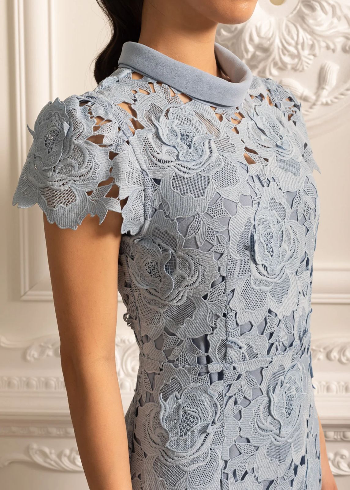 Vestido Renda Bordada – Elegância Sofisticada