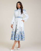 Vestido Azul Floral com Gola Alta e Cintura Império – Elegância Atemporal