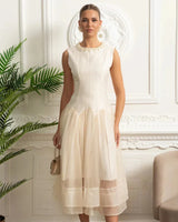 Vestido Midi – Decote Redondo, Sem Mangas, Cintura Alta, Detalhes Bordados