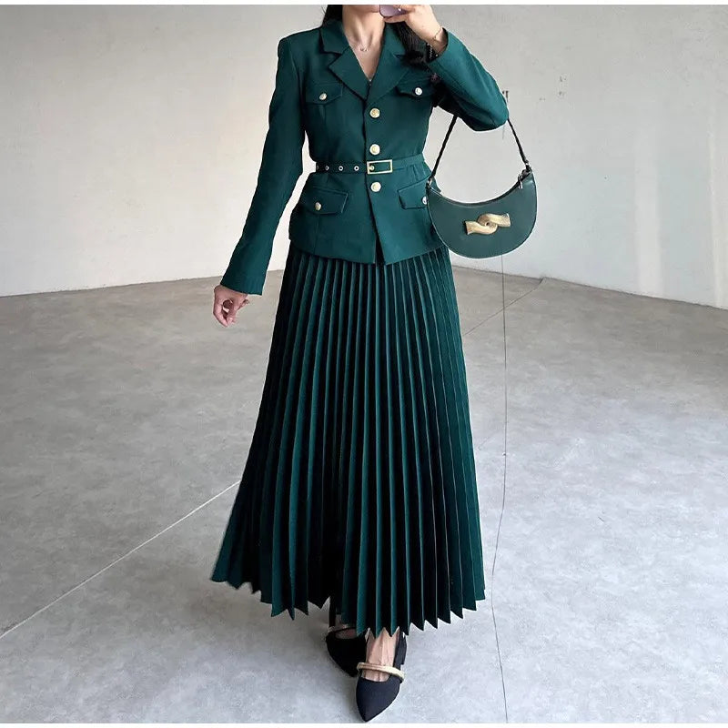 Conjunto Elegante com Casaco Alongado e Saia Plissada – Sofisticação em Dois Tempos