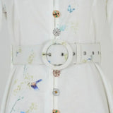 Vestido Azul Floral com Gola Alta e Cintura Império – Elegância Atemporal