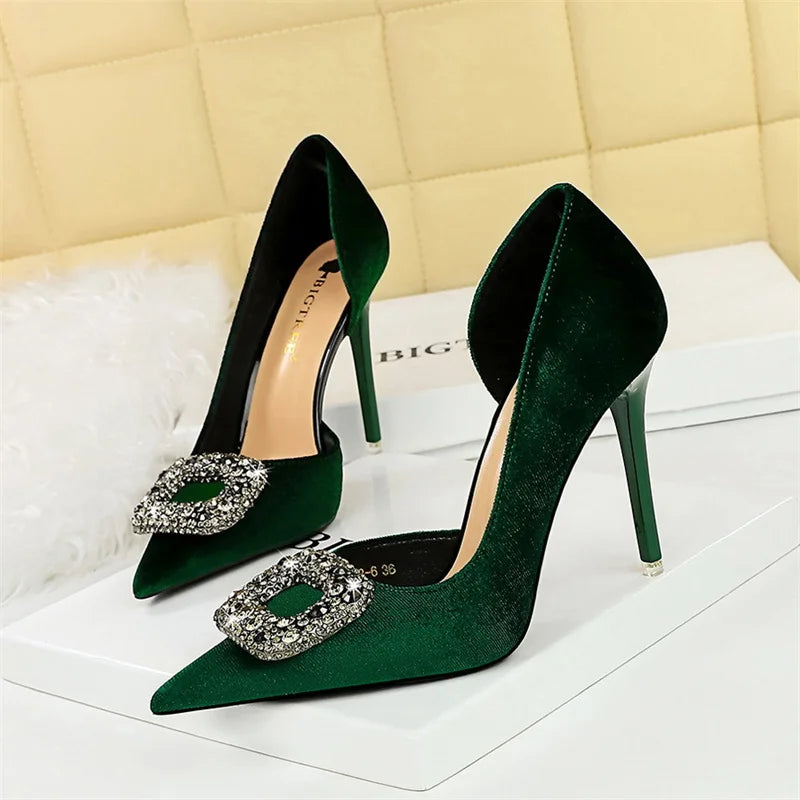 Scarpin Luxo – Salto Super Alto, Bico Fino, Detalhe Lateral Vazado, Fivela com Cristais em Veludo