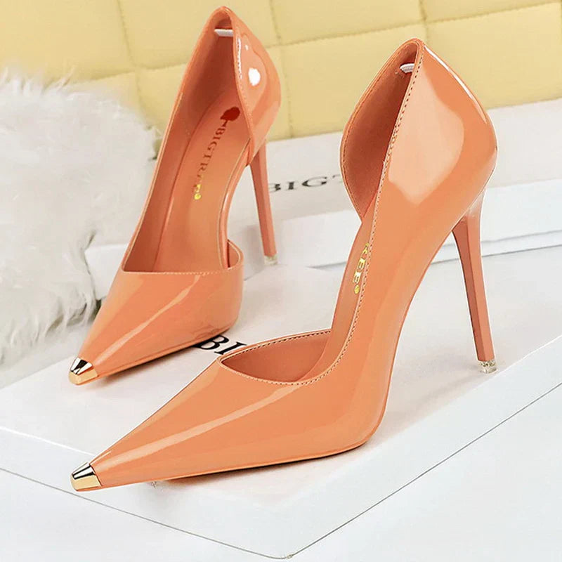 Scarpin – Salto Fino em Verniz Preto, Bico Fino Metalizado e Elegante