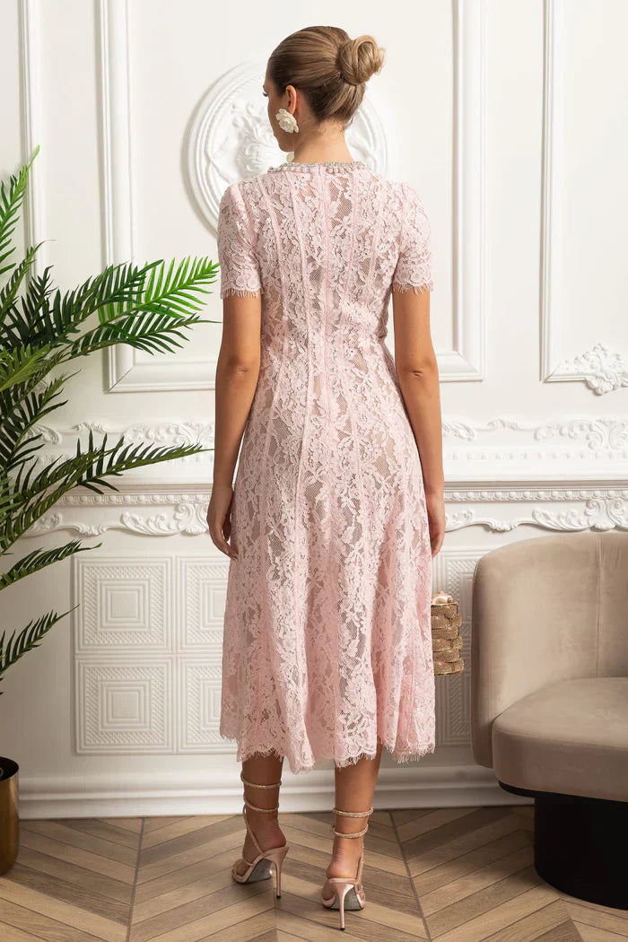 Vestido com Bordado Delicado – Decote Redondo, Manga Curta, Cintura Alta, Detalhes Vazados e Aplicações de Strass