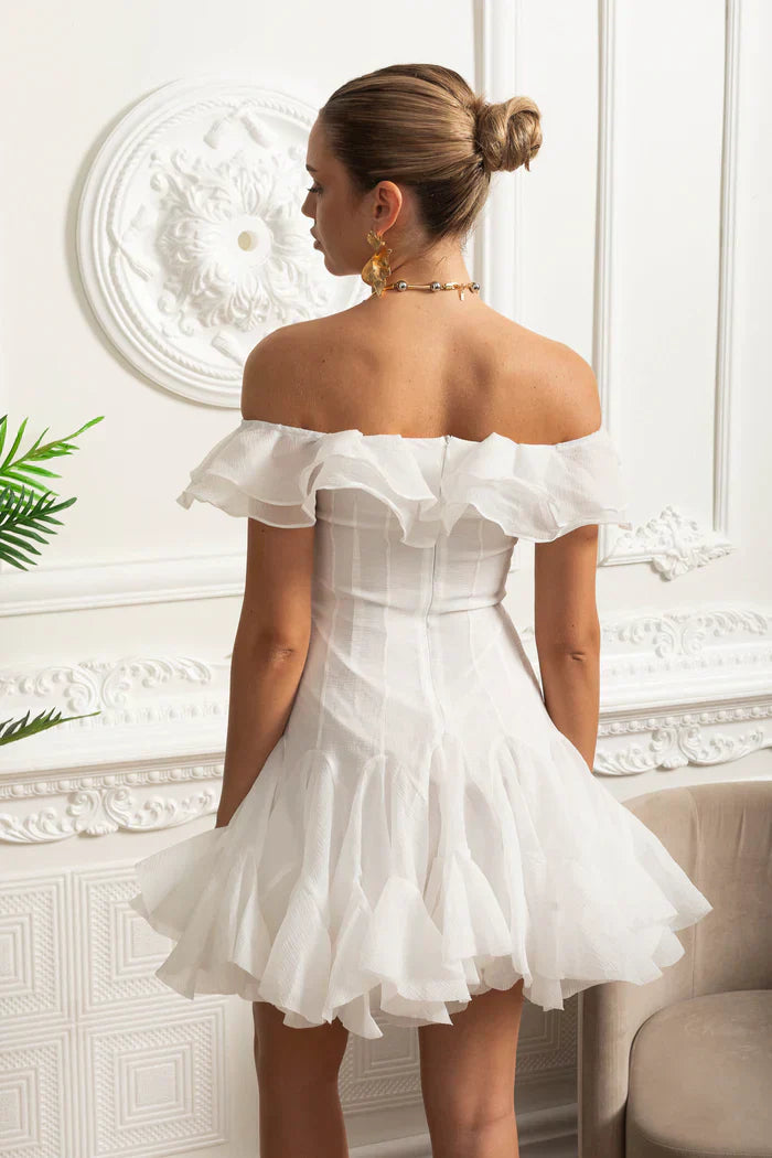 Vestido Ombro a Ombro – Mini Branco com Detalhe de Babados