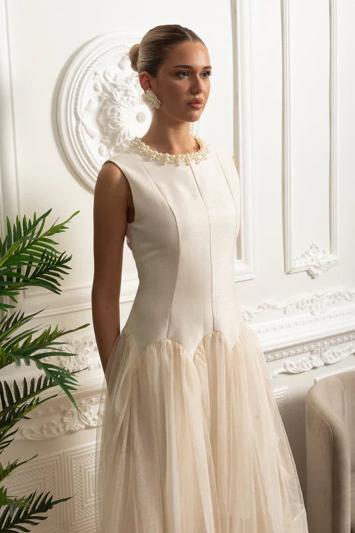 Vestido Midi – Decote Redondo, Sem Mangas, Cintura Alta, Detalhes Bordados