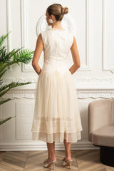 Vestido Midi – Decote Redondo, Sem Mangas, Cintura Alta, Detalhes Bordados