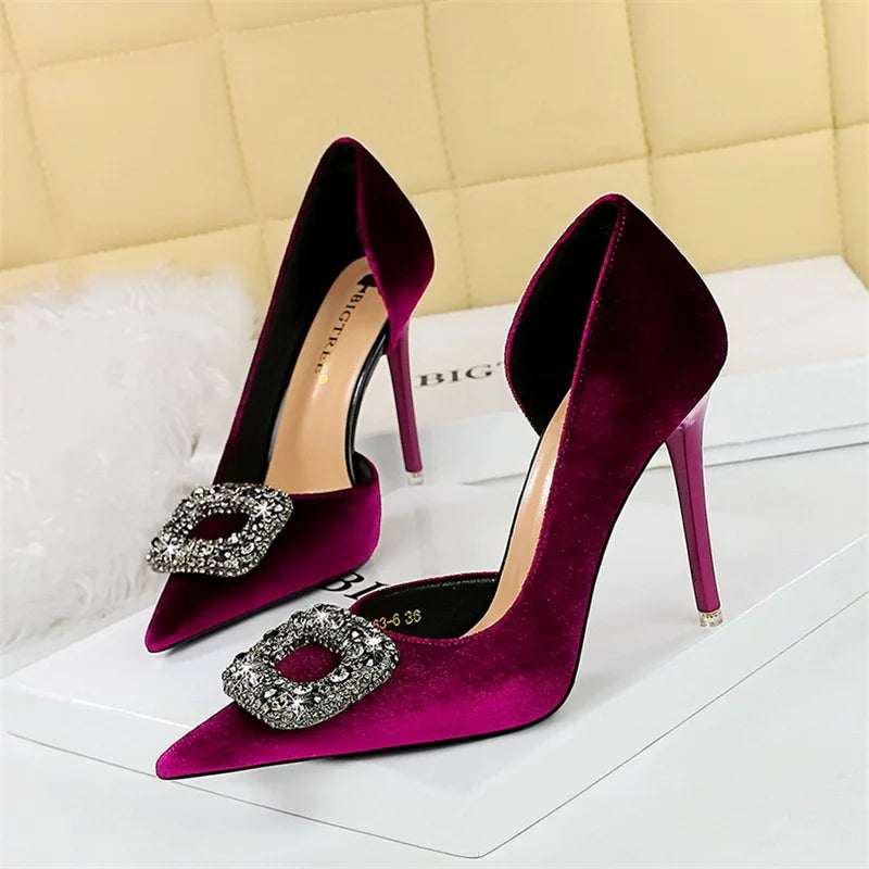 Scarpin Luxo – Salto Super Alto, Bico Fino, Detalhe Lateral Vazado, Fivela com Cristais em Veludo
