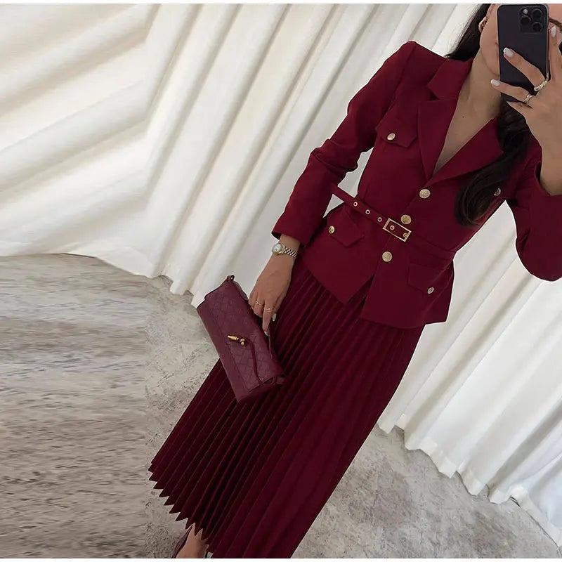 Conjunto Elegante com Casaco Alongado e Saia Plissada – Sofisticação em Dois Tempos