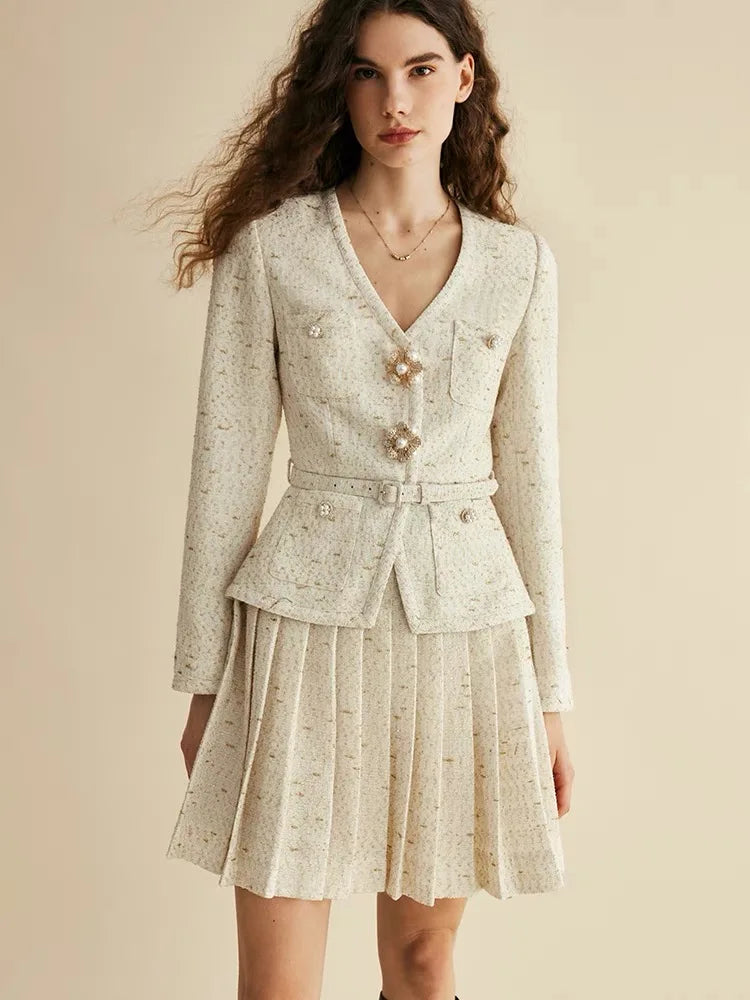 Conjunto de Tweed com Pedrarias – Blazer com Decote V e Saia Plissada de Cintura Alta