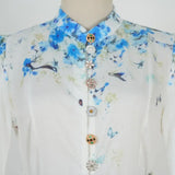 Vestido Azul Floral com Gola Alta e Cintura Império – Elegância Atemporal