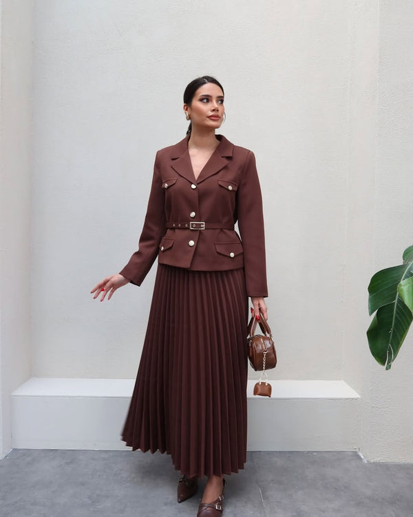 Conjunto Elegante com Casaco Alongado e Saia Plissada – Sofisticação em Dois Tempos