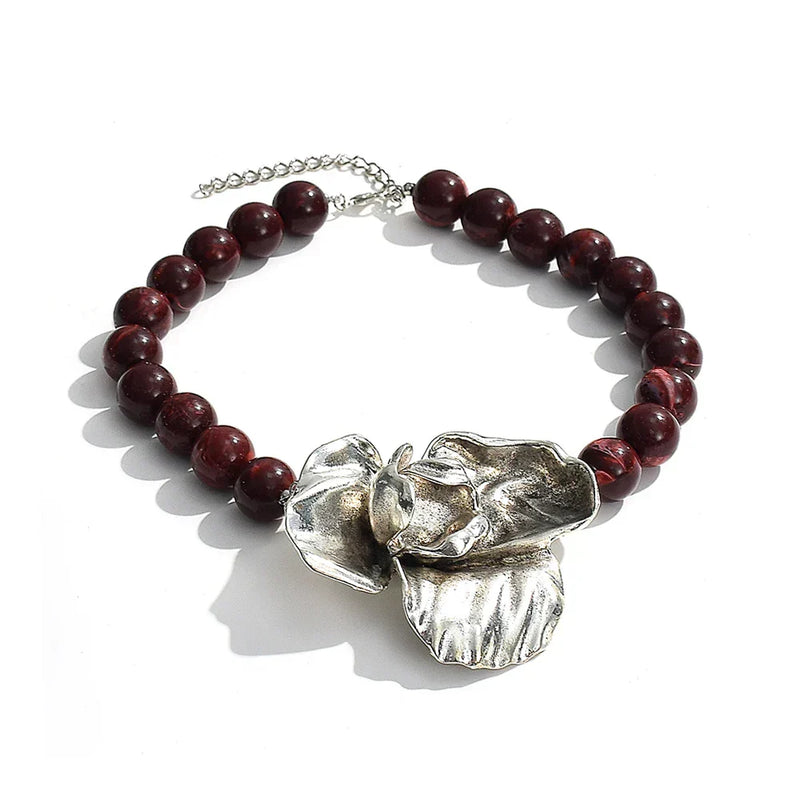 Colar Choker – Flor Grande, Contas de Resina Douradas,