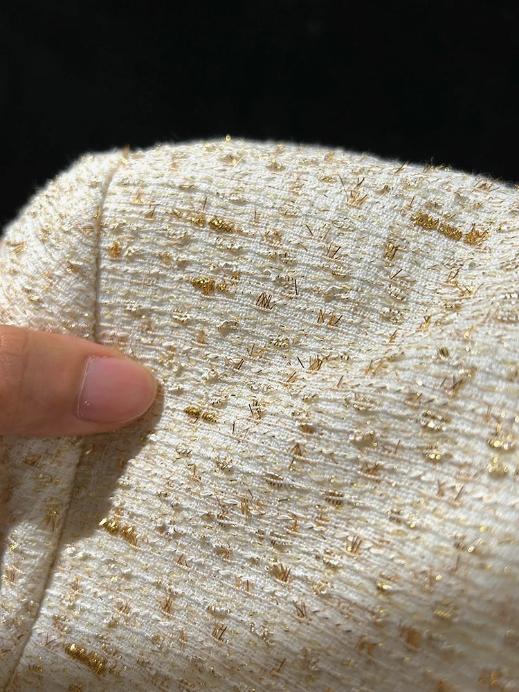 Conjunto de Tweed com Pedrarias – Blazer com Decote V e Saia Plissada de Cintura Alta