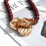 Colar Choker – Flor Grande, Contas de Resina Douradas,