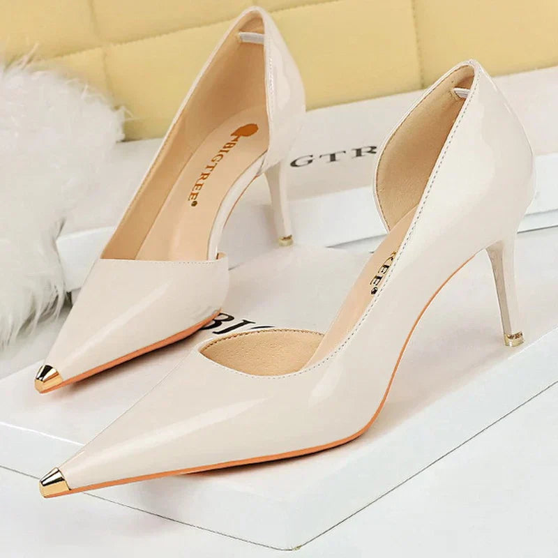 Scarpin – Salto Fino em Verniz Preto, Bico Fino Metalizado e Elegante