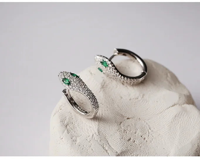 Brincos 925 Prata – Olhos de Serpente Verde, Luxo Leve e Elegante, Versáteis