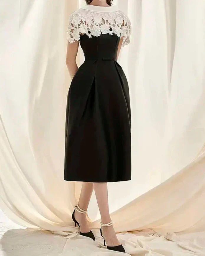 Vestido Couture em Renda  – Modelo Sem Costas com Recortes em Patchwork e Cintura Alta Esculpida