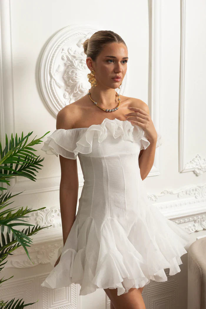 Vestido Ombro a Ombro – Mini Branco com Detalhe de Babados
