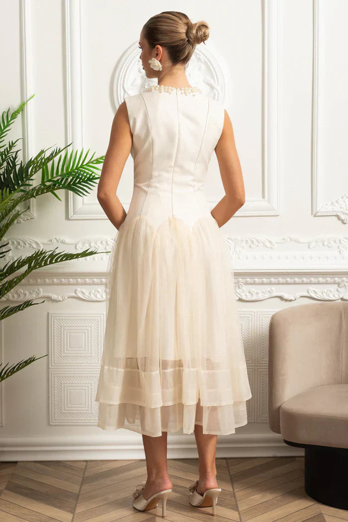 Vestido Midi – Decote Redondo, Sem Mangas, Cintura Alta, Detalhes Bordados