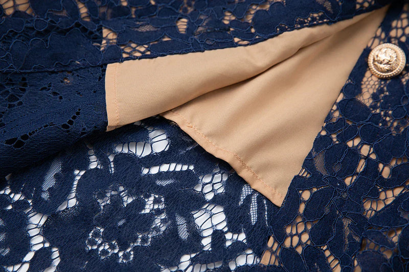 Vestido de Renda Luxo – Bordado Elegante, Botões Metalizados, Manga Curta