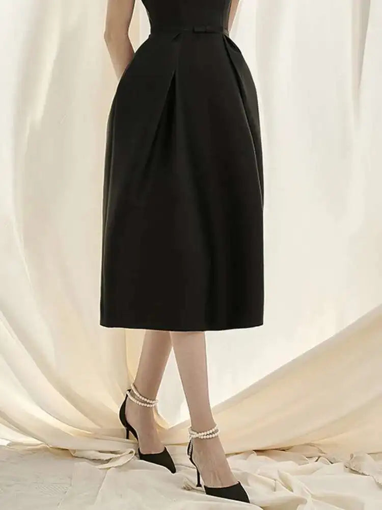 Vestido Couture em Renda  – Modelo Sem Costas com Recortes em Patchwork e Cintura Alta Esculpida