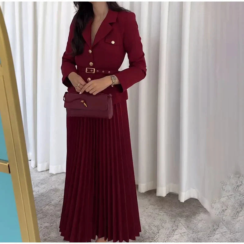 Conjunto Elegante com Casaco Alongado e Saia Plissada – Sofisticação em Dois Tempos