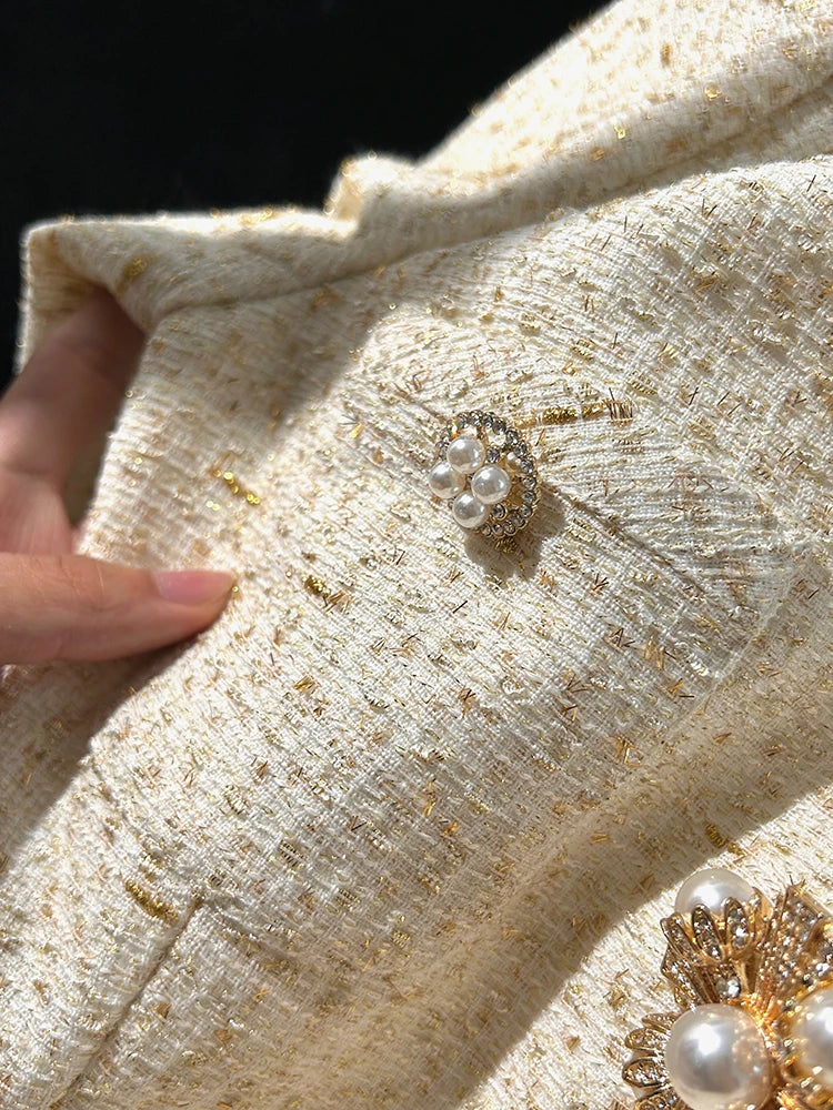 Conjunto de Tweed com Pedrarias – Blazer com Decote V e Saia Plissada de Cintura Alta