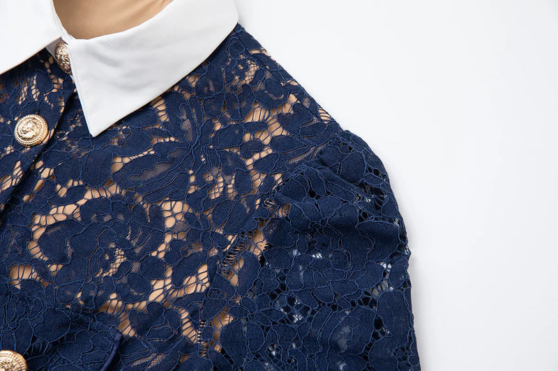 Vestido de Renda Luxo – Bordado Elegante, Botões Metalizados, Manga Curta