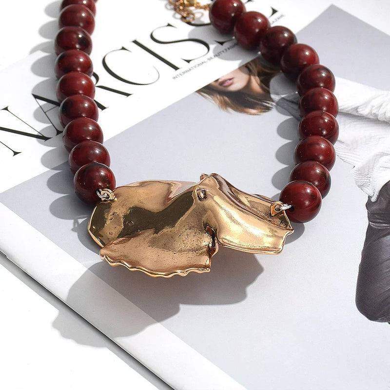 Colar Choker – Flor Grande, Contas de Resina Douradas,