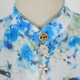 Vestido Azul Floral com Gola Alta e Cintura Império – Elegância Atemporal